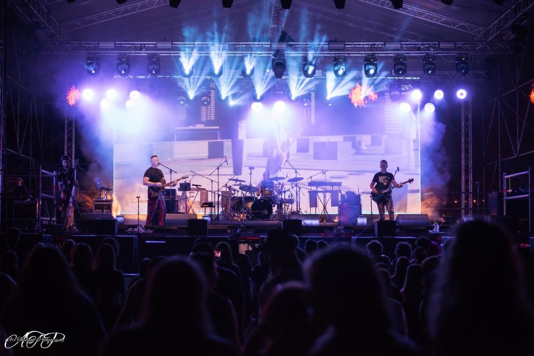 MUS3 Muse tribute band performing live with synchronised stage lighting